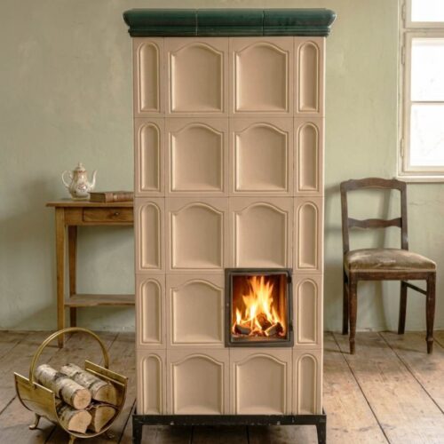 Kachľová pec s rímsou v efektnej zelenej farbe