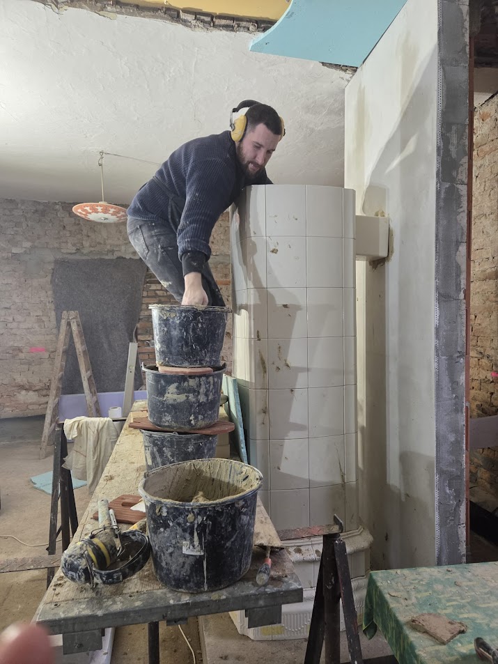 Ručne stavaná kachľová pec — práca kus po kuse